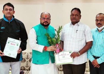 आदर्श पर्यावरण शिक्षक पुरस्कारप्राप्त शिक्षकांचा पालकमंत्री यांचे हस्ते सन्मान