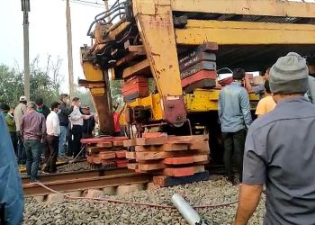 रेल्वे ट्रॅकच्या दुरुस्तीचे काम सुरू असताना यंत्रात बिघाड झाल्याने कामगाराचा मृत्यू