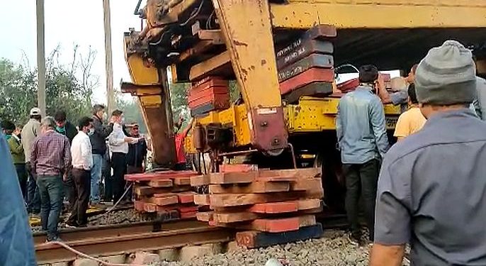 रेल्वे ट्रॅकच्या दुरुस्तीचे काम सुरू असताना यंत्रात बिघाड झाल्याने कामगाराचा मृत्यू