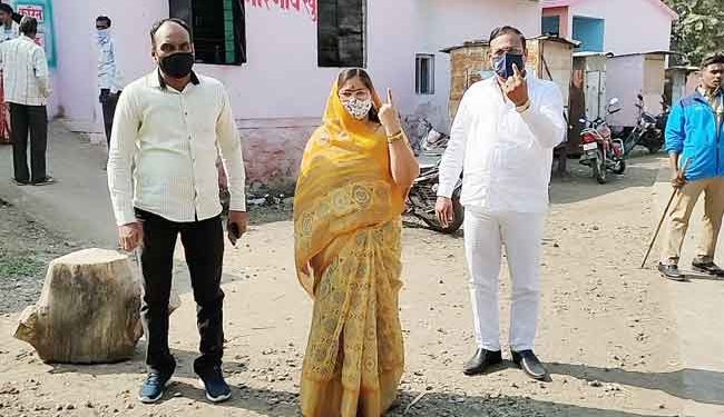 रावेर येथे जि. प. अध्यक्षा रंजना पाटील यांनी बजावला मतदानाचा हक्क