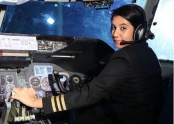 देशातील सर्वात तरुण महिला पायलट बनली जम्मू काश्मीरच्या आयशा अजीज