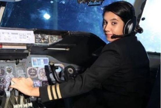 देशातील सर्वात तरुण महिला पायलट बनली जम्मू काश्मीरच्या आयशा अजीज