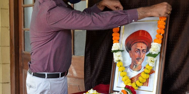 आचार्य बाळशास्त्री जांभेकर जयंतीनिमित जिल्हाधिकारी कार्यालयात प्रतिमापूजन