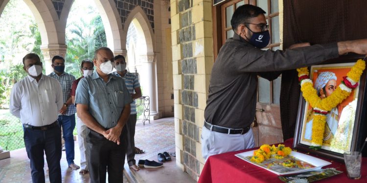 छत्रपती शिवाजी महाराज जयंतीनिमित जिल्हाधिकारी कार्यालयात प्रतिमापूजन