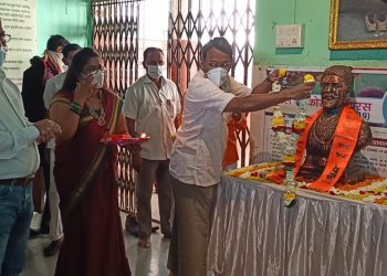 शासकीय रुग्णालयात कार्यालयात छत्रपती शिवाजी महाराजांची जयंती