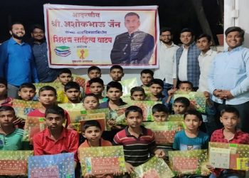 युवाशक्ती फाऊंडेशनतर्फे अनाथाश्रमात १२४ गरजू मुलांना साहित्य वाटप