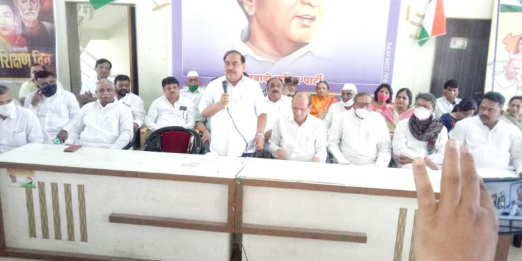 #राष्ट्रवादी_परिवार_संवाद यात्रेच्या तयारीनिमित्त आज जळगाव जिल्हा राष्ट्रवादी काँग्रेस पक्षाची बैठक झाली. त्यात सहभागी झालो आणि उपस्थित कार्यकर्त्यांशी संवाद साधला. @NCPspeaks @Jayant_R_Patil @AjitPawarSpeaks pic.twitter.com/ofTbRlHK9b— Eknath Khadse (@EknathGKhadse) February 3, 2021