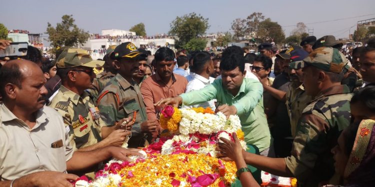 वीरजवान राहुल पाटील यांच्यावर शासकीय इतमामात अंत्यसंस्कार