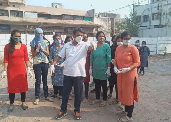 श्रमदान करीत “व्हॅलेंटाईन डे” ला विद्यार्थ्यांनी व्यक्त केले शिक्षक, संस्थेप्रती प्रेम,