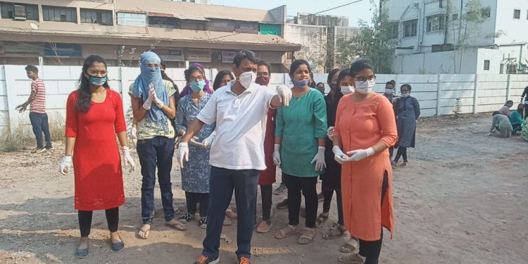 श्रमदान करीत “व्हॅलेंटाईन डे” ला विद्यार्थ्यांनी व्यक्त केले शिक्षक, संस्थेप्रती प्रेम,