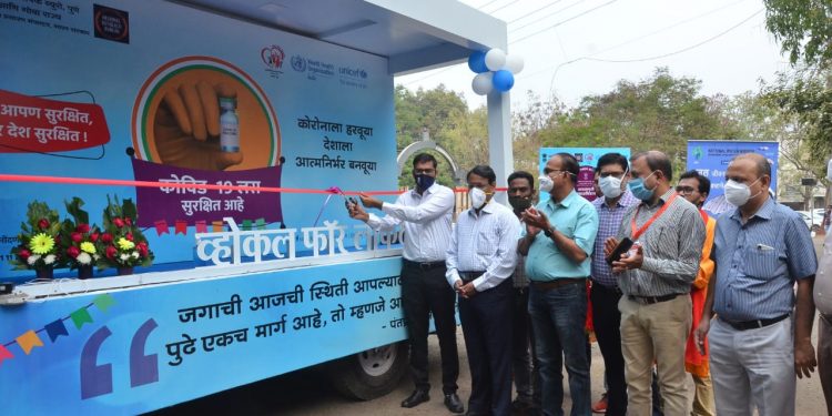 कोविड-19 लसीकरण आणि आत्मनिर्भर भारत जनजागृती मोहीमेचा जिल्हाधिकाऱ्यांच्या हस्ते शुभारंभ