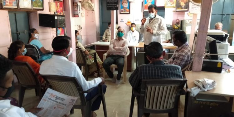 डोंगर कठोरा येथे भालोद प्राथमिक आरोग्य केंद्रात कोरोनावर मार्गदर्शन