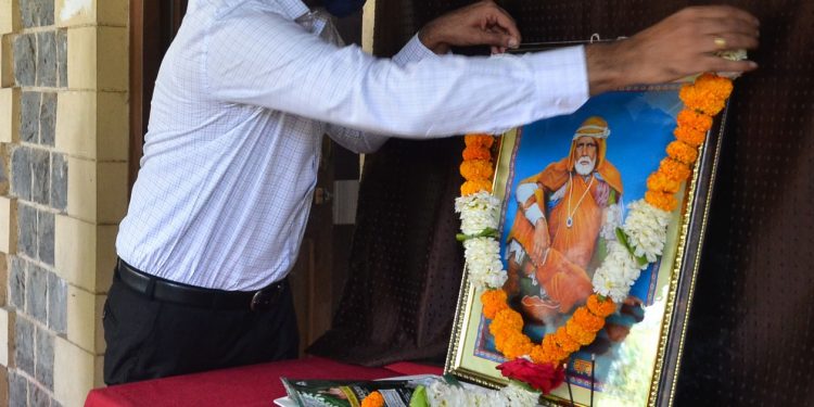 संत गाडगेबाबा महाराज जयंतीनिमित्त जिल्हाधिकारी कार्यालयात प्रतिमापूजन