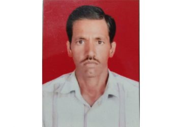 शिरसोली येथे बेपत्ता झालेल्या इसमाचा मृत्यू शिरसोली (अशोक पाटील) - तालुक्यातील शिरसोली प्र. बो. येथील राहणाऱ्या 50 वर्षीय इसम कुणालाही काही न सांगता घरातून निघून गेला होता. त्या इसमाचा आज सायंकाळच्या सुमारास गावातील सांडपाणी असलेल्या नाल्यात मृतदेह आढळून आल्याची घटना घडली. शिरसोली प्र. बो. येथे राहणाऱ्या बंडु लक्ष्मण बुंधे (वय 50) हे गेल्या सात दिवसापासून कुणालाही काही न सांगता घरातून गेले होते. त्यांची हरवल्याची तक्रार एमआयडीसी पोलीस स्थानकात नोंदविण्यात आली होती. आज सायंकाळीच्या सुमारास त्यांचा मुत्युदेह गावातील सांडपाणी असलेल्या नाल्यात आढळल्याने गावात एकच खळबळ उडाली होती. सदर इसमाची ओळख पटल्याने मुत्युदेह जळगांव जिल्हा सामान्य रूण्यालयात पाठविण्यात आला आहे.