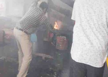 जळगावातील तायडे गल्लीत आग : संसारपयोगी वस्तू जळून खाक
