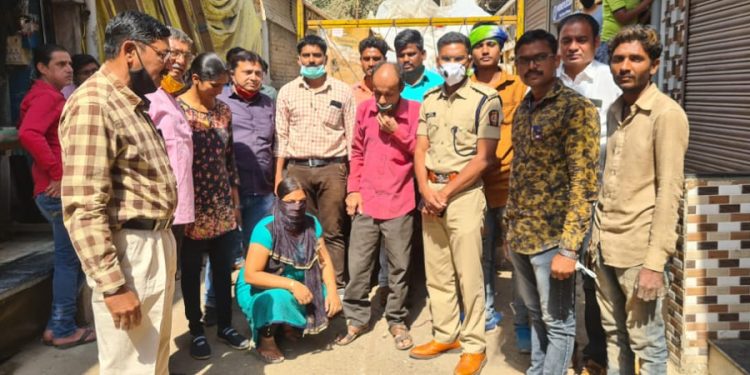 ईच्छादेवी पोलीस चौकीच्या शेजारी गुटखा पकडला