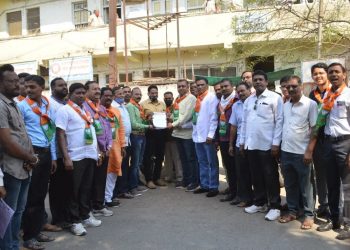 महावितरण कंपनीच्या निषेधार्थ भाजपाचे अभियंत्यांना निवेदन