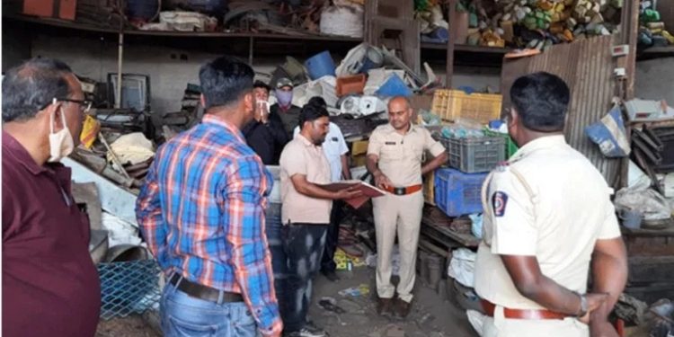 भंगार व्यावसायिकांवर छापेमारी