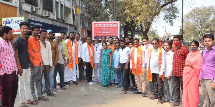 शिव व्यापारी सेनेच्या फलकाचे अनावरण