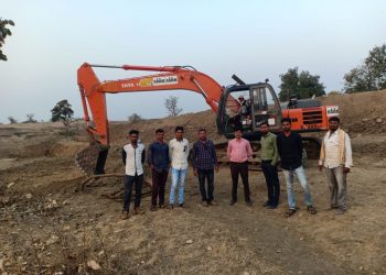 कुंझर येथे गाव तलावासाठी एक लाखाची मदत