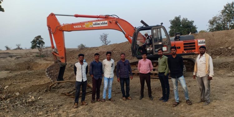 कुंझर येथे गाव तलावासाठी एक लाखाची मदत