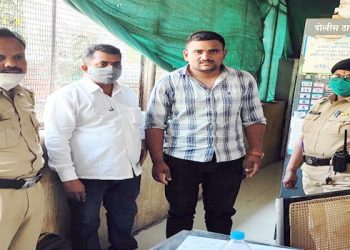 वृद्धाच्या हातातून बॅग चोरी करणाऱ्याला नागरिकांकडून चोप, गुन्हा दाखल