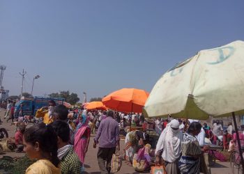 जिल्हाधिकाऱ्यांचे आदेश धाब्यावर बसवत आठवडे बाजार जोरात सुरु