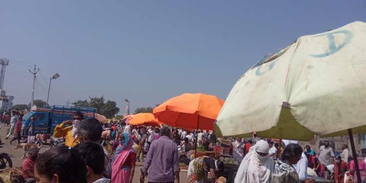 जिल्हाधिकाऱ्यांचे आदेश धाब्यावर बसवत आठवडे बाजार जोरात सुरु