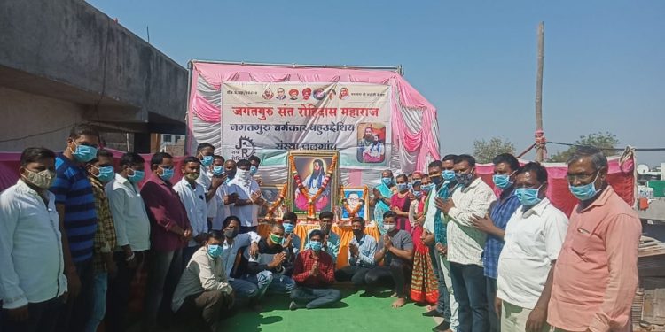 संत रोहिदास महाराजांच्या जयंतीनिमित्त चर्मकार संस्थेतर्फे माल्यार्पण