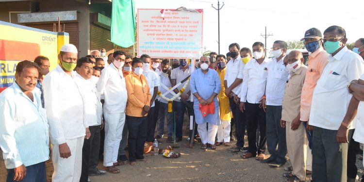 ना. गुलाबराव पाटील यांच्या हस्ते रस्त्याचे भूमिपुजन