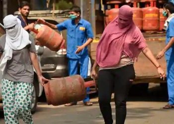 सामान्यांना फटका, 3 महिन्यात 200 रुपयांनी गॅस महागला