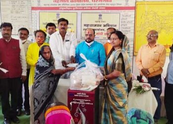 पालकमंत्री ना. पाटील यांच्या हस्ते आत्महत्याग्रस्त शेतकऱ्यांच्या कुटूंबियांना मदत