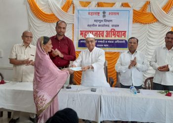 यावल येथे धनादेश व विविध दाखले आ. शिरीष चौधरी यांच्या हस्ते वाटप