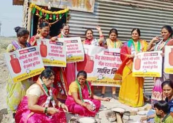 गॅस दरवाढी विरोधात आज राष्ट्रवादीच्या महिलांनी रस्त्यावर चूल मांडून केले आंदोलन