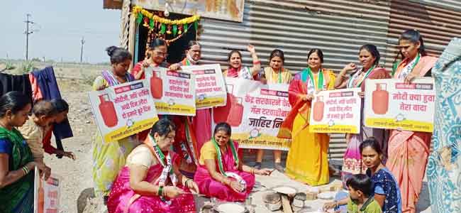 गॅस दरवाढी विरोधात आज राष्ट्रवादीच्या महिलांनी रस्त्यावर चूल मांडून केले आंदोलन