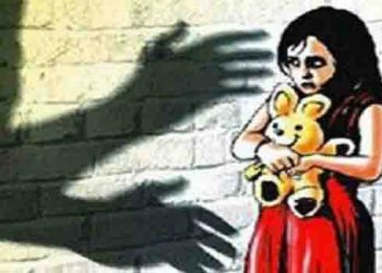 धक्कादायक : 12 वर्षांच्या मुलीवर बलात्कार करुन मृतदेह जाळला