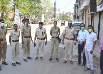 समाजवादी पार्टीतर्फे पोलीस कर्मचाऱ्यांसाठी चहा पाणी बॉटलची व्यवस्था