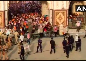 नांदेडमध्ये शीख समाजाच्या कार्यक्रमात पोलिसांवर तलवारीने हल्ला (व्हिडिओ)