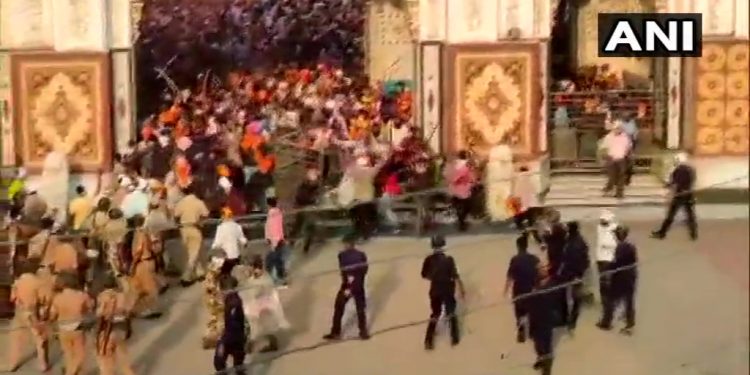 नांदेडमध्ये शीख समाजाच्या कार्यक्रमात पोलिसांवर तलवारीने हल्ला (व्हिडिओ)