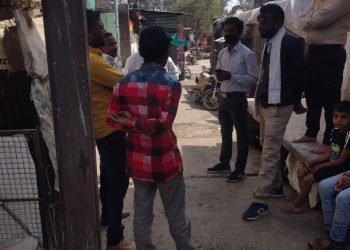 महावितरण वाट पाहतेय पोल पडण्याची?, शिरसोलीमध्ये भरवस्तीत जिर्ण पोल