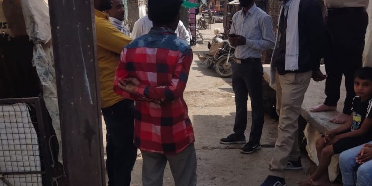 महावितरण वाट पाहतेय पोल पडण्याची?, शिरसोलीमध्ये भरवस्तीत जिर्ण पोल