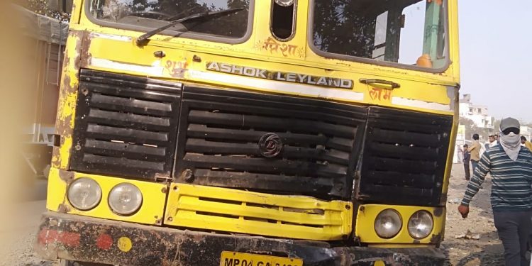 राष्ट्रीय महामार्गावर भरधाव डंपरने दिली दुचाकीला धडक