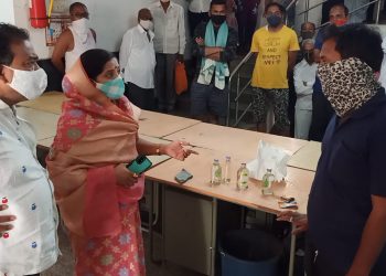 आत्महत्येची धमकी देणाऱ्या मद्यपीला महापौरांचा दणका! (व्हिडिओ)