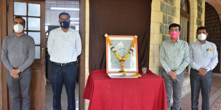 स्व. यशवंतराव चव्हाण यांना जिल्हा प्रशासनातर्फे अभिवादन