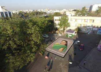 २० तासात ४० बाय ६० फूटाच्या रांगोळीने वेधले सर्वांचे लक्ष (व्हिडिओ)