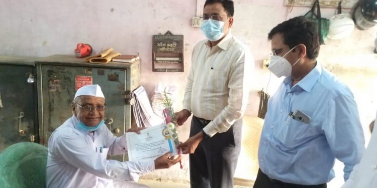 थकबाकीमुक्त कृषिपंप ग्राहकांचा सहव्यवस्थापकीय संचालकांच्या हस्ते सन्मान