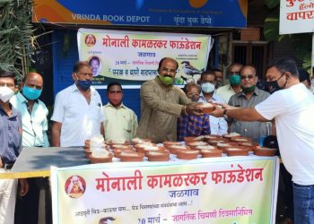 मोनाली कामळस्कर फाऊंडेशनतर्फे पक्ष्यांसाठी परळ वाटप