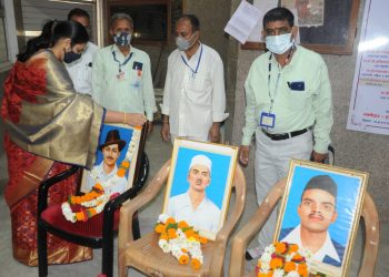 महापौर जयश्री महाजन यांच्याकडून शहिदांना अभिवादन