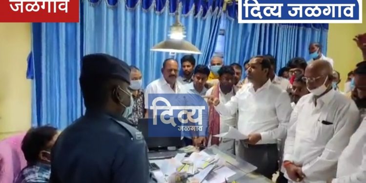 संतप्त झालेल्या आमदारांनी चक्क अधिकाऱ्याला खुर्चीला बांधले (व्हिडिओ)