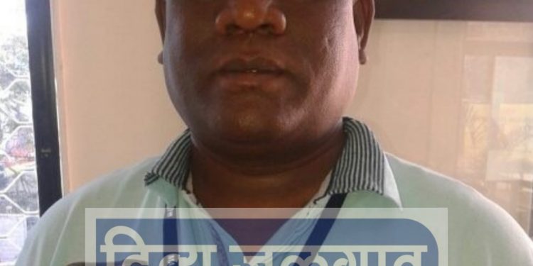 सर खाकीला दुखवु नका, पगार नाही हो पुरत पोलिसांना (व्हिडिओ)